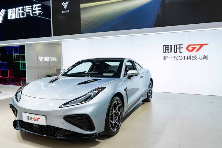 重庆15哪吒汽车在智能汽车领域的表现，领途汽车在新能源汽车市场中的影响力